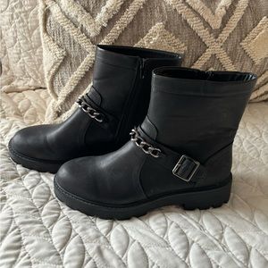 Women’s XOXO boots. Size 9